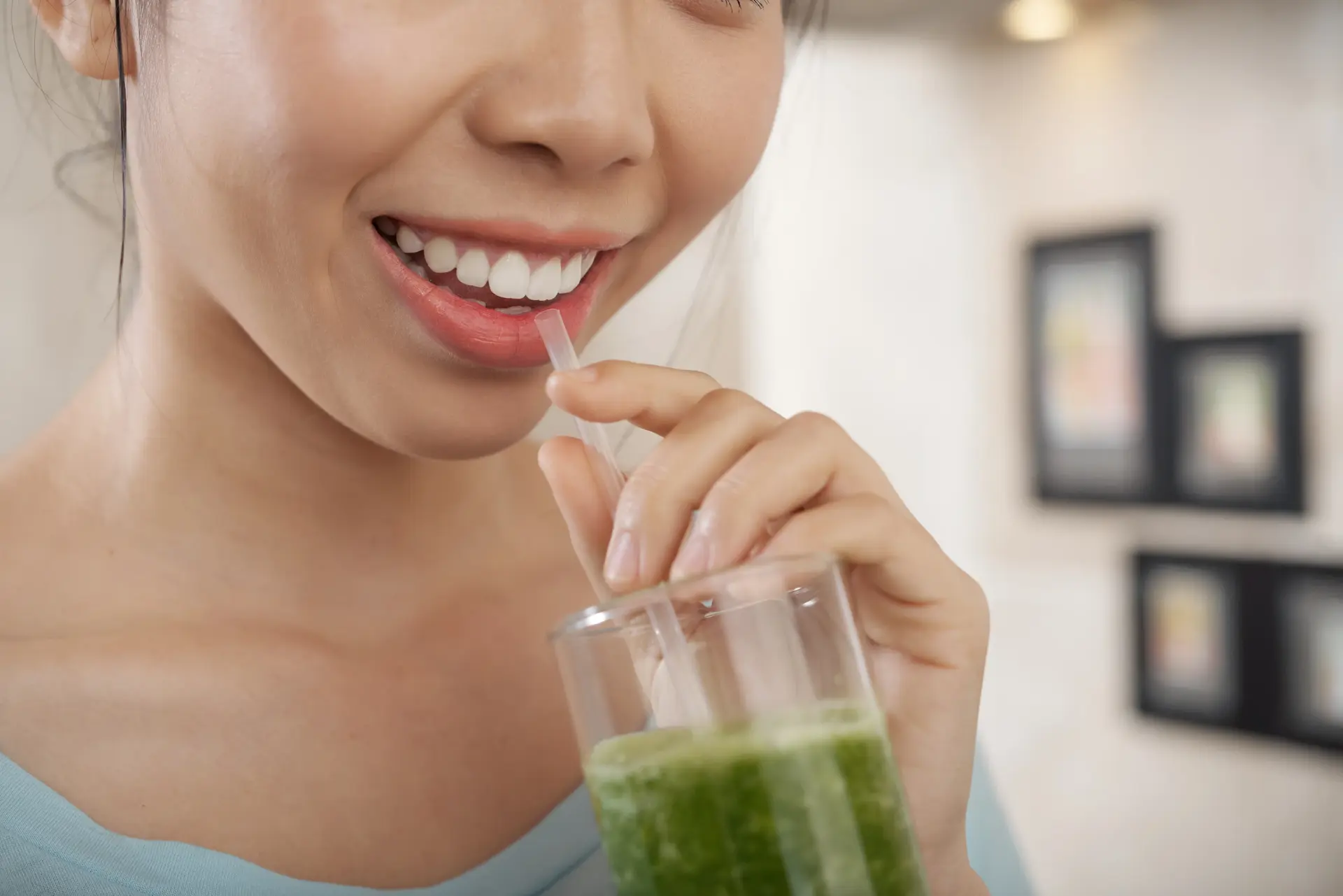Tandarts Amsterdam vrouw drinkt groene smoothie